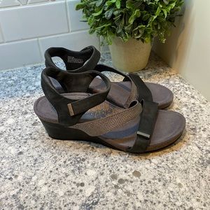 Aetrex womens leather sandals size 8.5